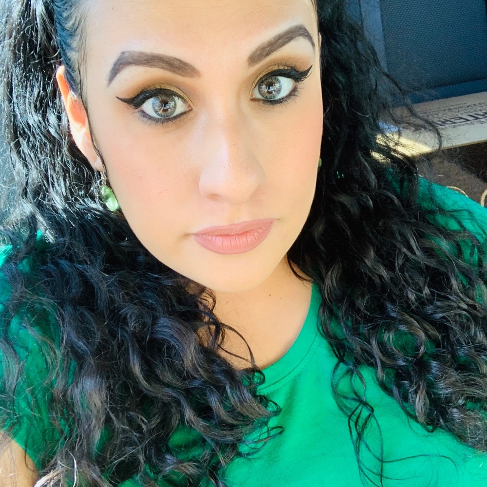Meet your Posher, Julissa